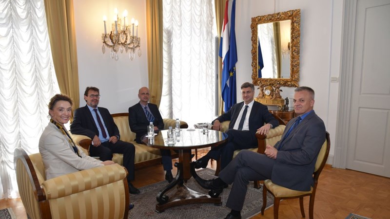 Predsjednik Vlade Andrej Plenković sastao se s predstavnicima hrvatske nacionalne manjine u Srbiji